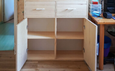 Armoire avec portes, niches et tiroir en Pin Radiata Armoire rangement bois massif portes et tiroirs