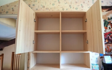 Armoire avec portes, niches et tiroir en Pin Radiata Armoire rangement bois massif portes et tiroirs