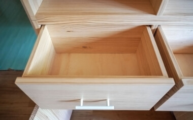 Armoire avec portes, niches et tiroir en Pin Radiata Armoire rangement bois massif portes et tiroirs