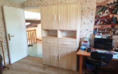 Armoire avec portes, niches et tiroir en Pin Radiata Armoire rangement bois massif portes et tiroirs