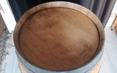 Tonneau en chêne transformé en bar avec desserte rotative Barrique Tonneau rénové et modifié en bar