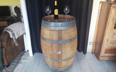 Tonneau en chêne transformé en bar avec desserte rotative Barrique Tonneau rénové et modifié en bar