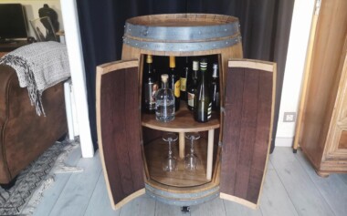Tonneau en chêne transformé en bar avec desserte rotative Barrique Tonneau rénové et modifié en bar