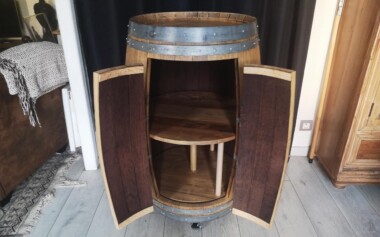Tonneau en chêne transformé en bar avec desserte rotative Barrique Tonneau rénové et modifié en bar