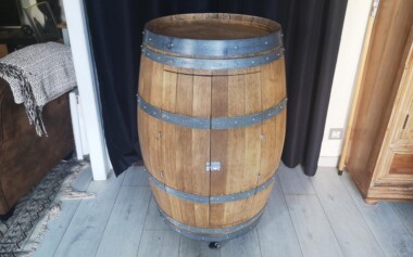 Tonneau en chêne transformé en bar avec desserte rotative Barrique Tonneau rénové et modifié en bar