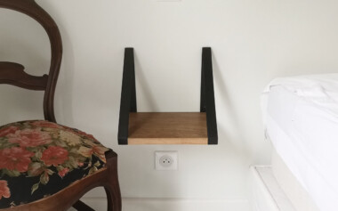 Chevet suspendu avec tablette en chêne et métal Chevet industriel avec tablette en chêne