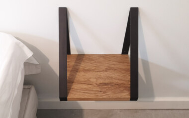 Chevet suspendu avec tablette en chêne et métal Chevet industriel avec tablette en chêne