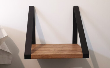 Chevet suspendu avec tablette en chêne et métal Chevet industriel avec tablette en chêne