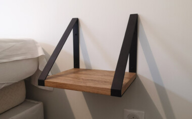 Chevet suspendu avec tablette en chêne et métal Chevet industriel avec tablette en chêne