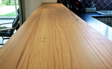 Remplacement d'un comptoir de bar par un plateau en Cèdre massif Comptoir de bar remplacé par nouveau plateau en bois massif