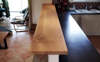 Remplacement d'un comptoir de bar par un plateau en Cèdre massif Comptoir de bar remplacé par nouveau plateau en bois massif