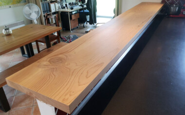 Remplacement d'un comptoir de bar par un plateau en Cèdre massif Comptoir de bar remplacé par nouveau plateau en bois massif