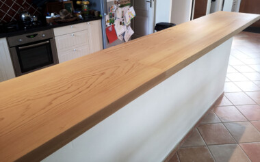 Remplacement d'un comptoir de bar par un plateau en Cèdre massif Comptoir de bar remplacé par nouveau plateau en bois massif