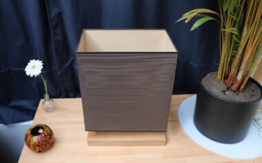 Lampe à poser avec socle chêne et abat jour rectangulaire Création Lampe à poser TOWER