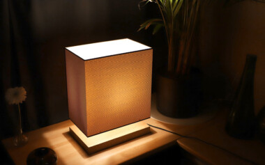 Lampe à poser avec socle chêne et abat jour rectangulaire Création Lampe à poser TOWER