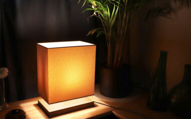 Lampe à poser avec socle chêne et abat jour rectangulaire Création Lampe à poser TOWER