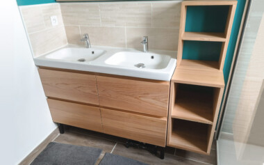 Meuble de Salle de Bain en cèdre massif avec tiroir à ouverture totale Création meuble salle de bain à tiroir en bois massif