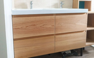 Meuble de Salle de Bain en cèdre massif avec tiroir à ouverture totale Création meuble salle de bain à tiroir en bois massif