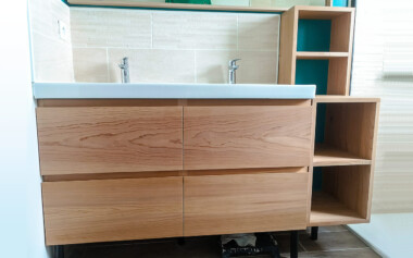 Meuble de Salle de Bain en cèdre massif avec tiroir à ouverture totale Création meuble salle de bain à tiroir en bois massif