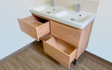 Meuble de Salle de Bain en cèdre massif avec tiroir à ouverture totale Création meuble salle de bain à tiroir en bois massif
