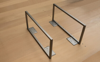 Piètement métal en acier brossé pour buffet bas Fabrication pied en métal brossé pour meuble