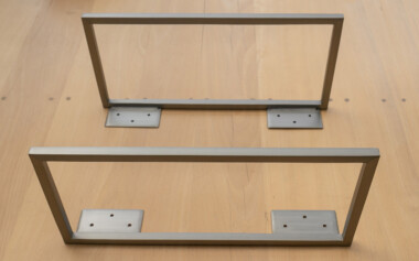 Piètement métal en acier brossé pour buffet bas Fabrication pied en métal brossé pour meuble