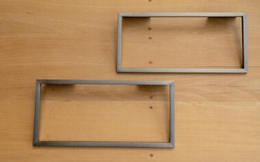 Piètement métal en acier brossé pour buffet bas Fabrication pied en métal brossé pour meuble