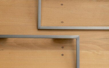 Piètement métal en acier brossé pour buffet bas Fabrication pied en métal brossé pour meuble