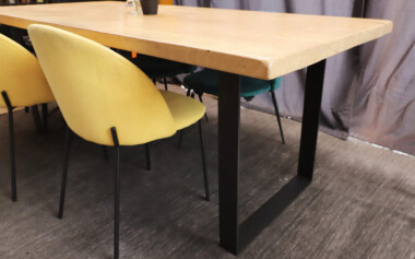 Piètement métal en acier noir mat pour table Fabrication pied en métal noir mat pour table hêtre