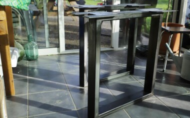 Piètement métal en acier brut pour table Fabrication pied en métal brut pour table chêne