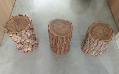 Chevet ou bout de canapé en rondin de bois brut Rondin bois brut transformé en chevet ou bout de canapé