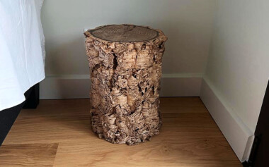 Chevet ou bout de canapé en rondin de bois brut Rondin bois brut transformé en chevet ou bout de canapé