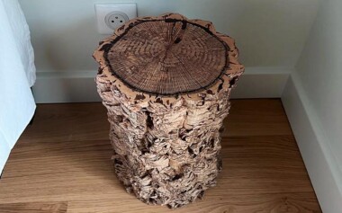 Chevet ou bout de canapé en rondin de bois brut Rondin bois brut transformé en chevet ou bout de canapé