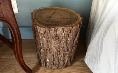 Chevet ou bout de canapé en rondin de bois brut Rondin bois brut transformé en chevet ou bout de canapé