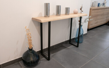 Console en chêne massif aux bordures naturelles live edge avec piètement acier Console chêne massif piètement acier Fabrication meubles industriels