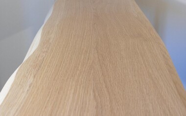 Console en chêne massif aux bordures naturelles live edge avec piètement acier Console chêne massif piètement acier Fabrication meubles industriels