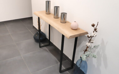 Console en chêne massif aux bordures naturelles live edge avec piètement acier Console chêne massif piètement acier Fabrication meubles industriels