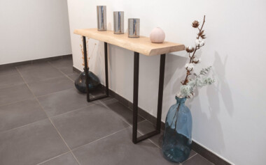 Console en chêne massif aux bordures naturelles live edge avec piètement acier Console chêne massif piètement acier Fabrication meubles industriels