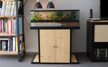 Meuble bois et métal sur-mesure avec étagère réglable pour vivarium Buffet industriel bois métal, meubles et objets déco bordeaux