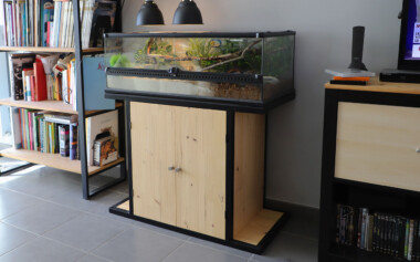 Meuble bois et métal sur-mesure avec étagère réglable pour vivarium Buffet meuble industriel bois métal étagère réglable