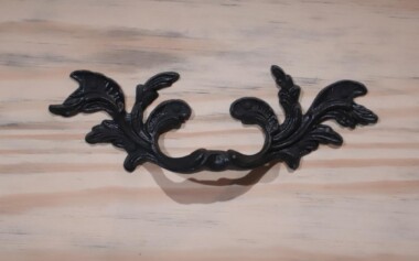 Poignée d'une ancienne commode relookée avec façade de tiroir en bois de palette Commode relookée Meubles recyclés Palette Bois