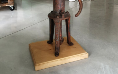 Ancienne pompe de jardin restaurée et posée sur socle en chêne Ancienne pompe de jardin decorative