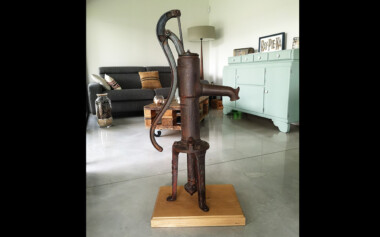 Ancienne pompe de jardin restaurée et posée sur socle en chêne Ancienne pompe de jardin decorative