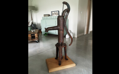 Ancienne pompe de jardin restaurée et posée sur socle en chêne Ancienne pompe de jardin decorative