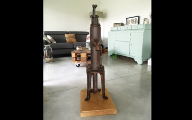 Ancienne pompe de jardin restaurée et posée sur socle en chêne Ancienne pompe de jardin decorative