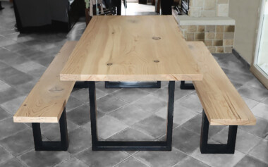 Table et bancs en cèdre massif avec piètement métal Tables bois métal Fabrication meubles industriels objets déco