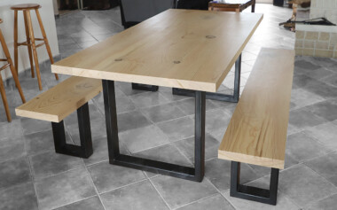 Table et bancs en cèdre massif avec piètement métal Tables bois métal Fabrication meubles industriels et objets déco Bordeaux