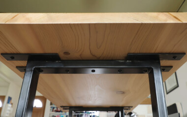 Table et bancs en cèdre massif avec piètement métal Tables bois métal Fabrication meubles industriels objets déco